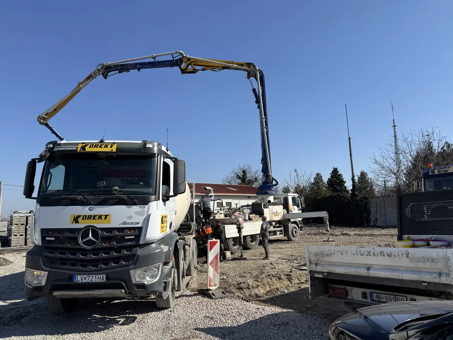 Mobilné čerpadlo betónu počas betonáže na stavenisku