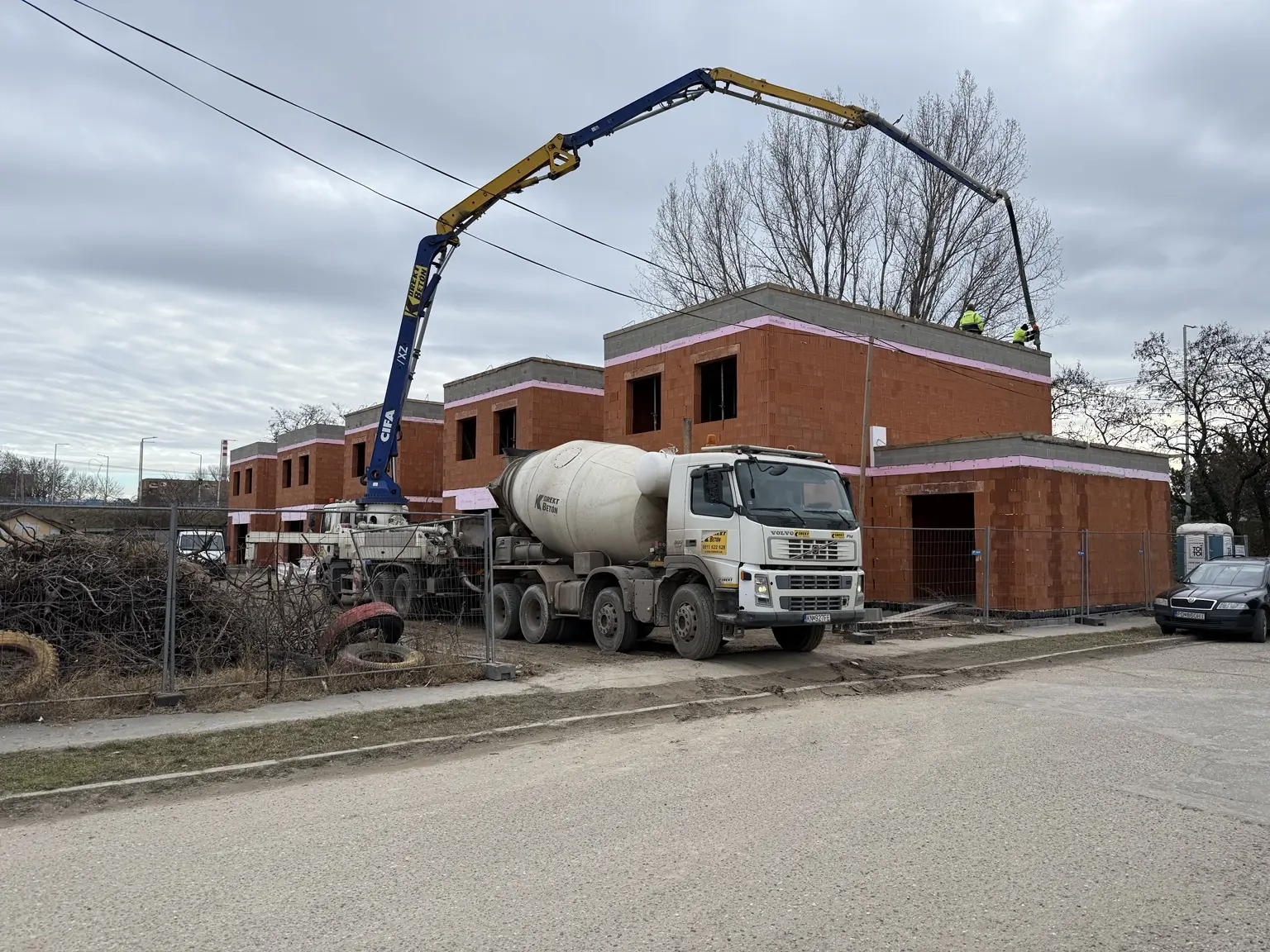 Betonáž stropnej dosky rodinného domu pomocou čerpadla betónu