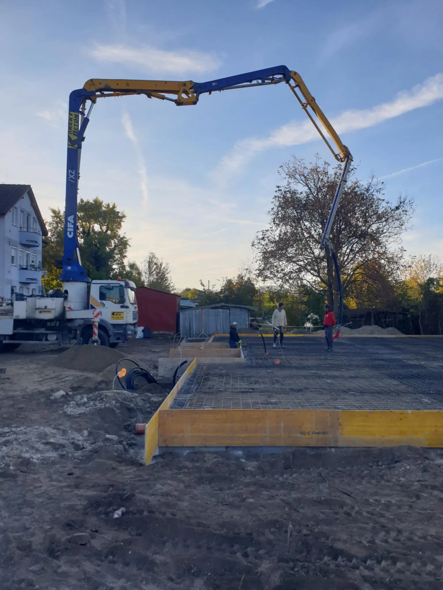 Betonáž základovej dosky pomocou mobilného čerpadla betónu