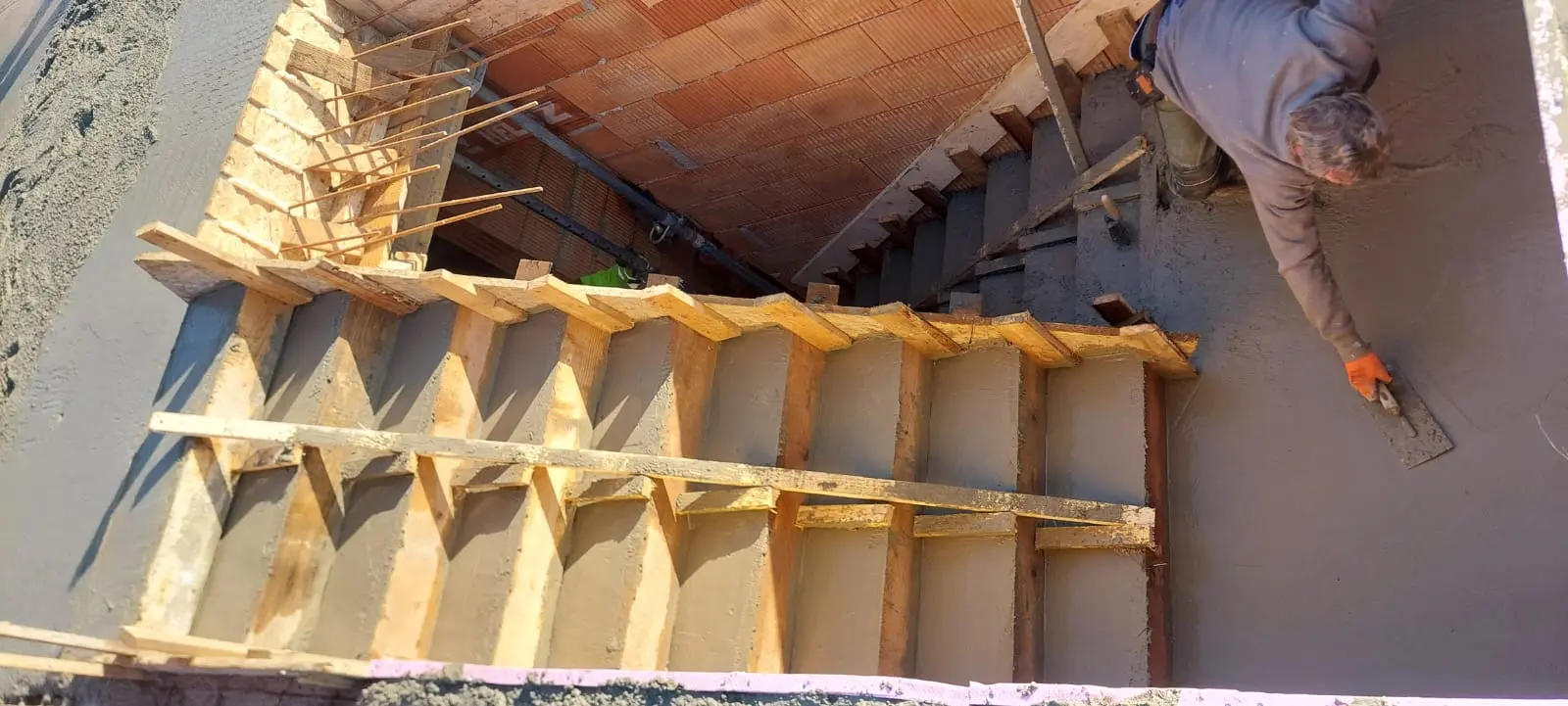 Betonáž schodiska a ručné zarovnávanie čerstvého betónu