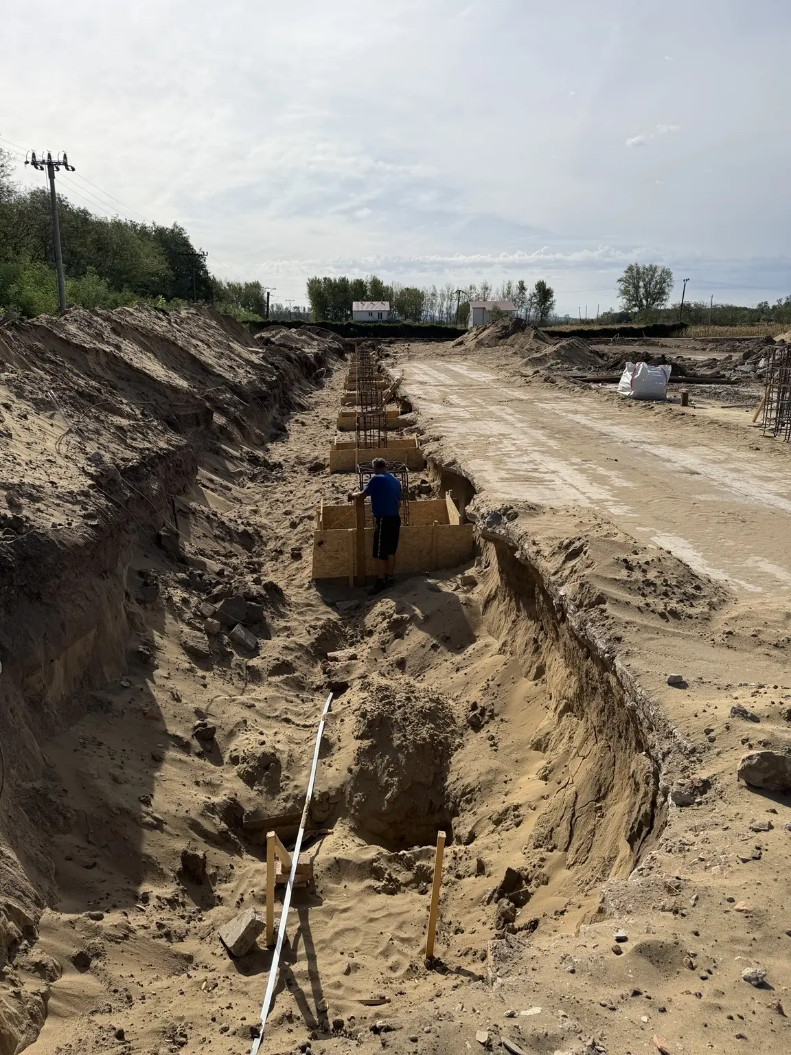 Montáž debnenia a oceľovej výstuže v základovom výkope