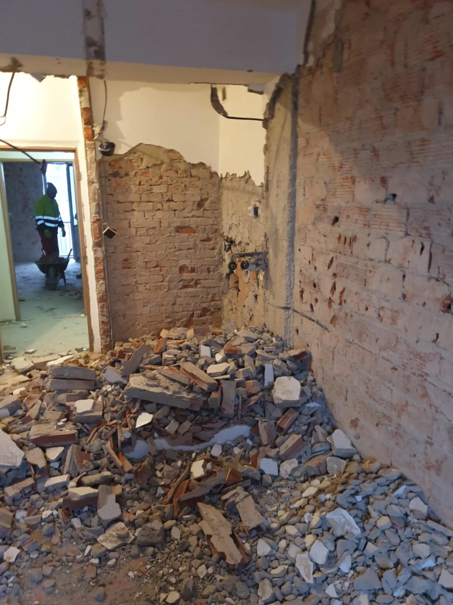 Interiér počas búracích prác s odkrytým tehlovým murivom