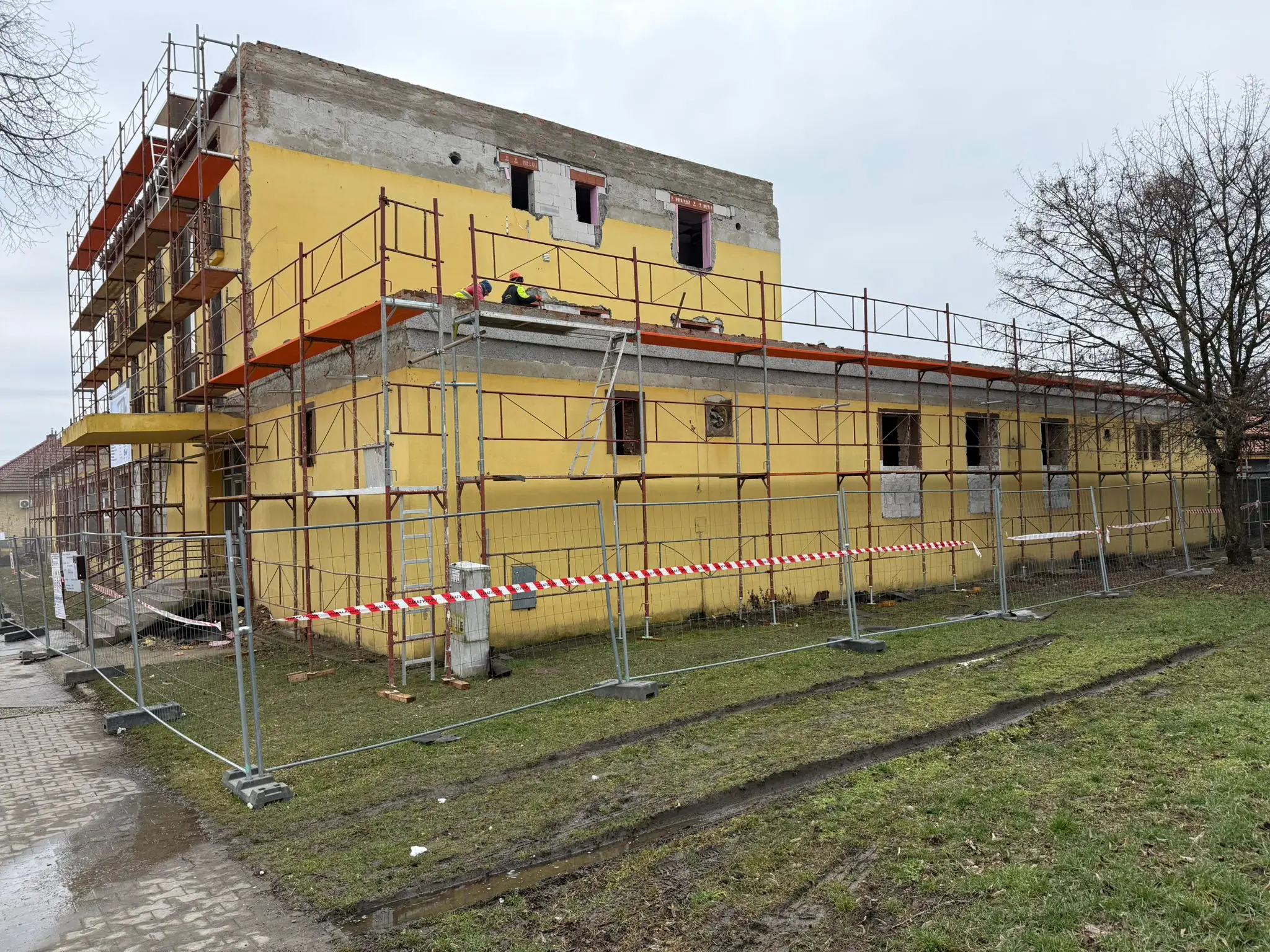 Rekonštruovaný objekt s lešením a upravovanými okennými otvormi