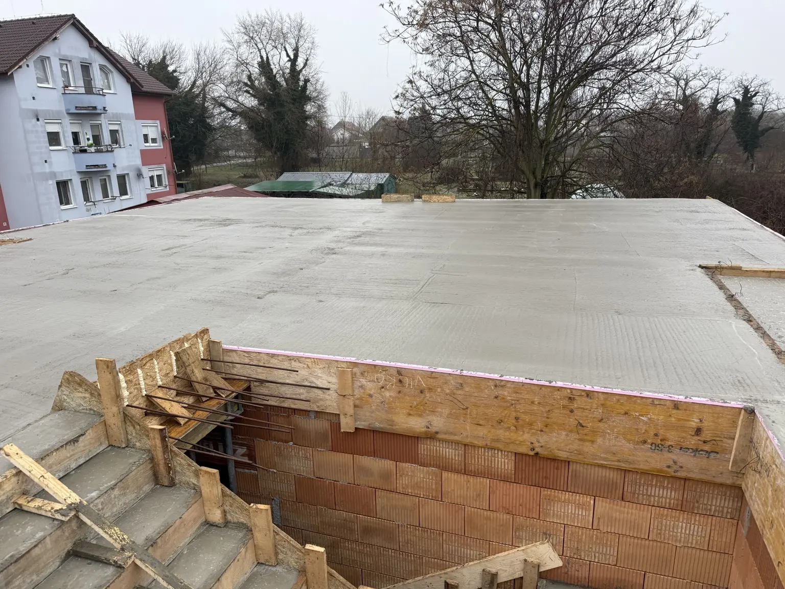 Betónová stropná doska a schodisko po betonáži