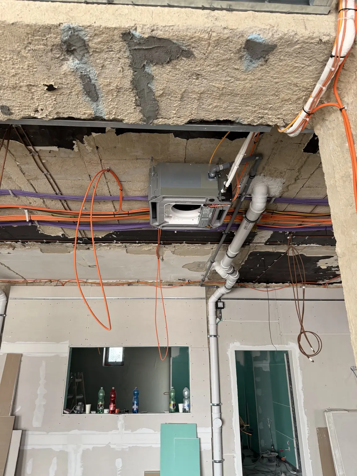 Rozvody potrubia a technická jednotka v otvorenom strope