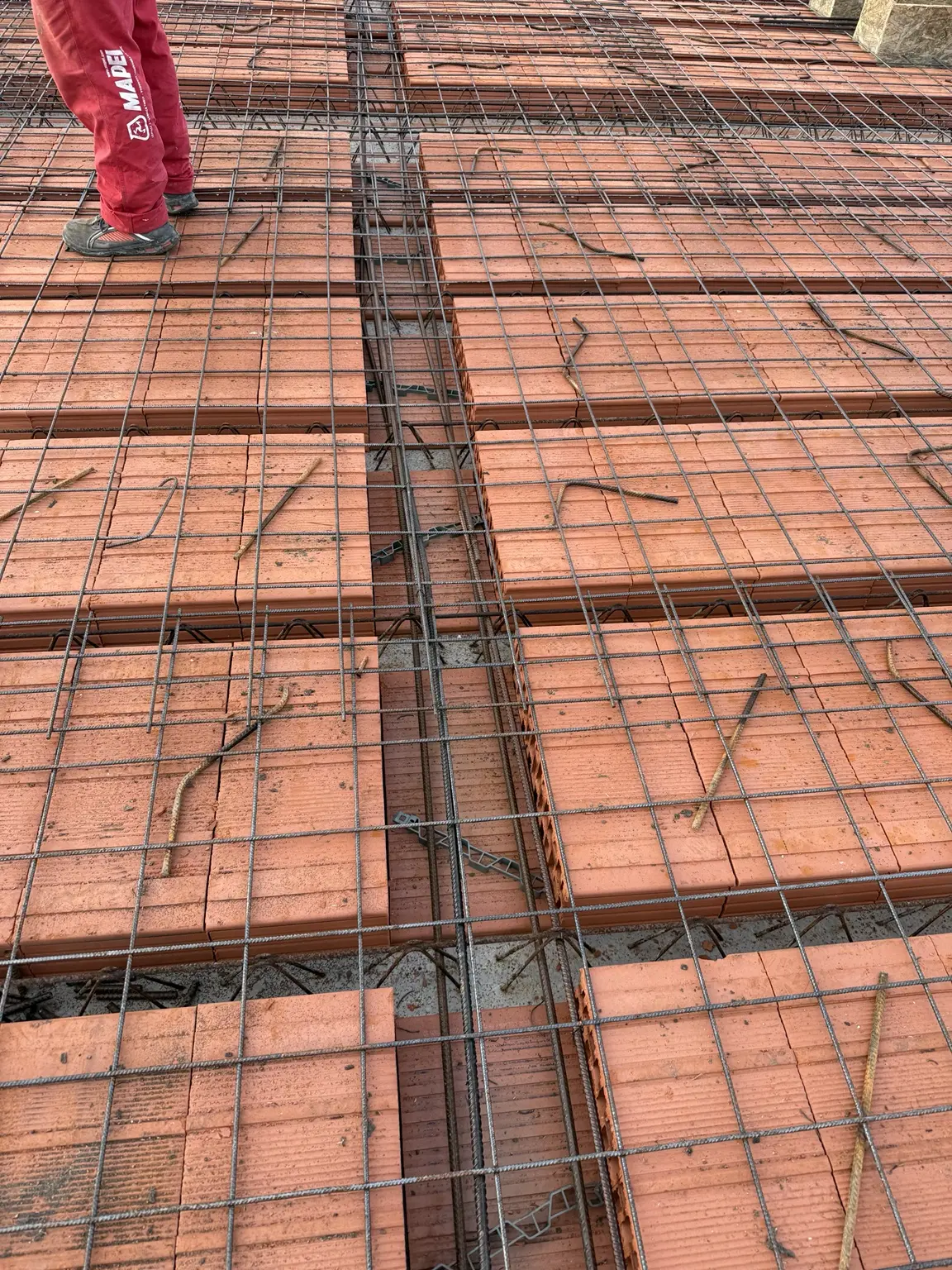 Oceľová výstuž uložená na stropnej konštrukcii pred betonážou